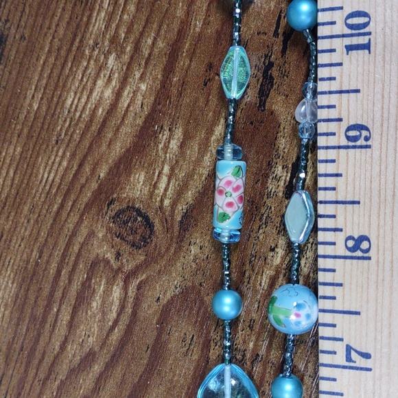 Three Ladies Glass Bead Necklace - Picture 9 of 12